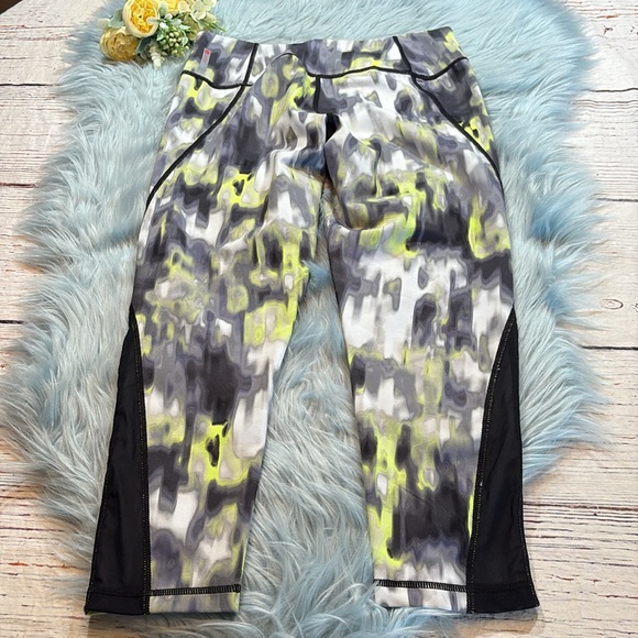 Zella Live in Blur Multi Color Capri Leggings sz S - Picture 6 of 8